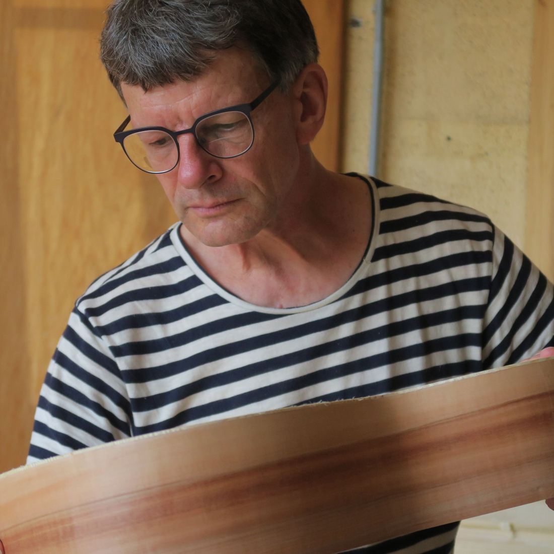 Oliver Müller prüft ein Deckenblatt